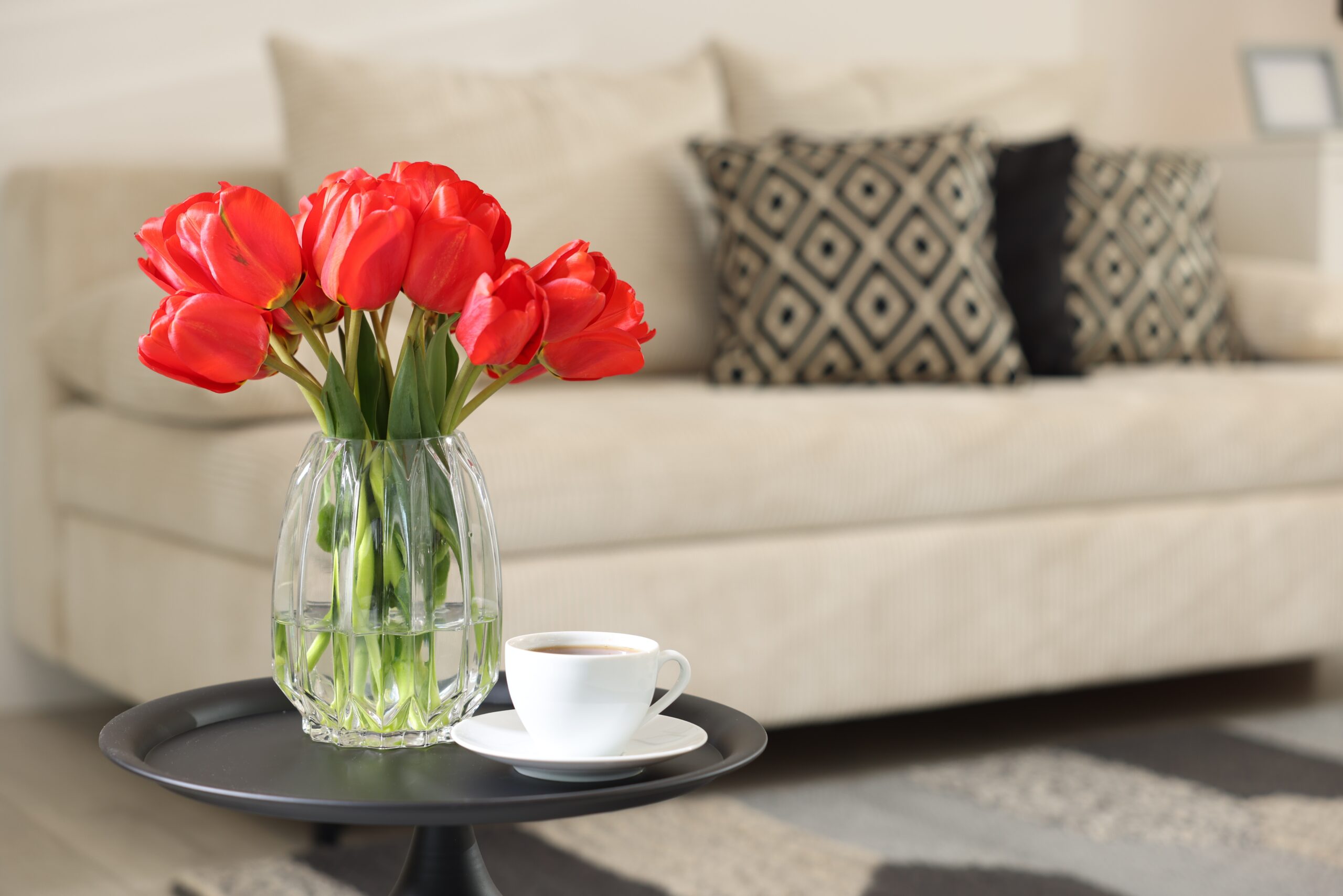 Flores para Home Staging en Madrid: Cómo Convertimos Espacios Vacíos en Ambientes que Enamoran